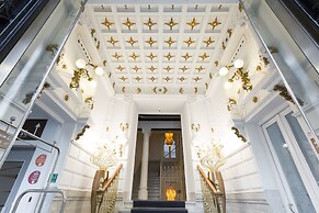 Petit Palace Lealtad Plaza