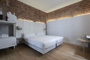 Petit Palace Lealtad Plaza