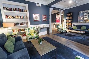 Petit Palace Lealtad Plaza