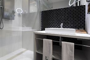 Petit Palace Lealtad Plaza