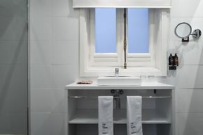 Petit Palace Lealtad Plaza