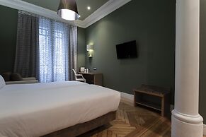 Petit Palace Lealtad Plaza