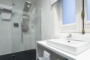 Petit Palace Lealtad Plaza