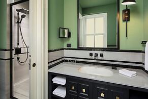 Adahan DeCamondo Pera, Autograph Collection