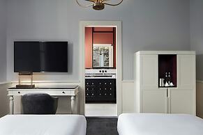 Adahan DeCamondo Pera, Autograph Collection