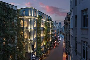 Adahan DeCamondo Pera, Autograph Collection