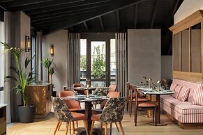 Adahan DeCamondo Pera, Autograph Collection