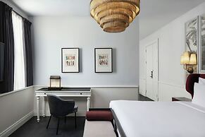 Adahan DeCamondo Pera, Autograph Collection