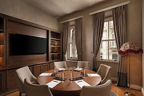 Adahan DeCamondo Pera, Autograph Collection