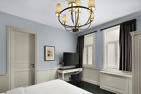 Adahan DeCamondo Pera, Autograph Collection