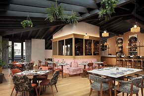 Adahan DeCamondo Pera, Autograph Collection