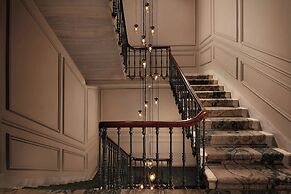 Adahan DeCamondo Pera, Autograph Collection