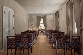 Adahan DeCamondo Pera, Autograph Collection