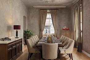 Adahan DeCamondo Pera, Autograph Collection