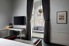 Adahan DeCamondo Pera, Autograph Collection