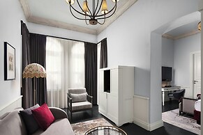 Adahan DeCamondo Pera, Autograph Collection