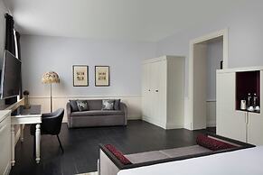 Adahan DeCamondo Pera, Autograph Collection