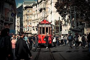 Adahan DeCamondo Pera, Autograph Collection