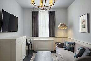 Adahan DeCamondo Pera, Autograph Collection