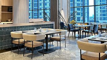 Holiday Inn & Suites Makati by IHG