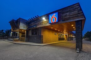 Motel 6 Brooks, AB