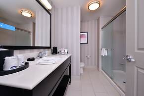 Hampton Inn & Suites DuPont