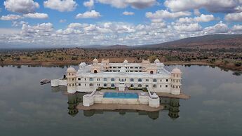 juSTa Lake Nahargarh Palace