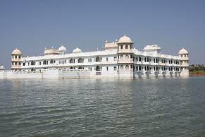 juSTa Lake Nahargarh Palace