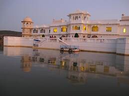 juSTa Lake Nahargarh Palace