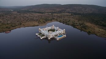 juSTa Lake Nahargarh Palace