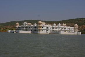 juSTa Lake Nahargarh Palace