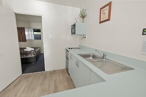 Birchwood Spa Motel