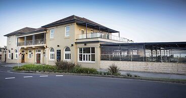 Huskisson Hotel