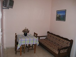 River Studios & Apartments