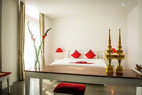 Frangipani Royal Palace Hotel