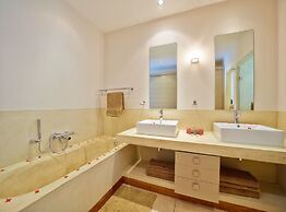 Bon Azur Beachfront Suites & Penthouses with LOV