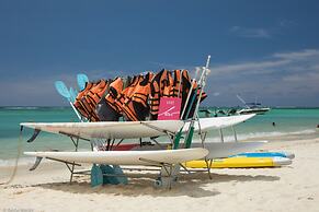 Bon Azur Beachfront Suites & Penthouses with LOV