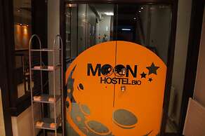 Moon Hostel Bio