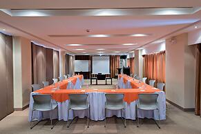 Court Meridian Hotel and Suites