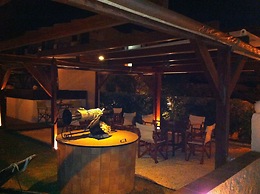 Chris Studios & Apartments