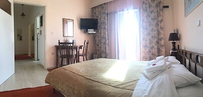 Chris Studios & Apartments