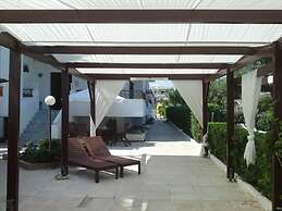 Chris Studios & Apartments