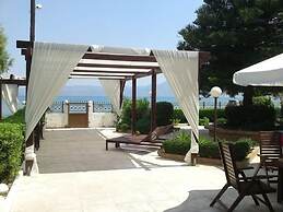 Chris Studios & Apartments