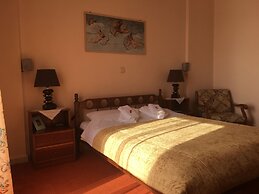 Chris Studios & Apartments