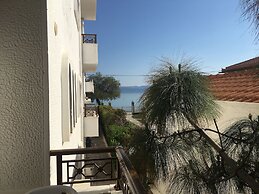 Chris Studios & Apartments