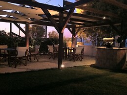 Chris Studios & Apartments