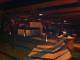 Chris Studios & Apartments