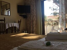 Chris Studios & Apartments