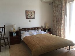 Chris Studios & Apartments