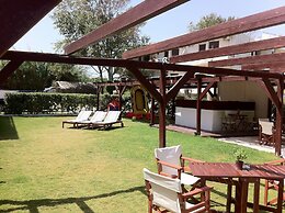 Chris Studios & Apartments